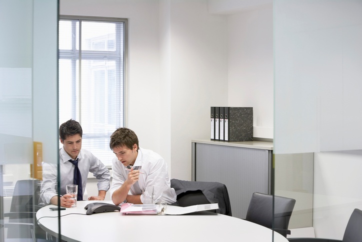 2 staff members reviewing the results of a free VoIP test.