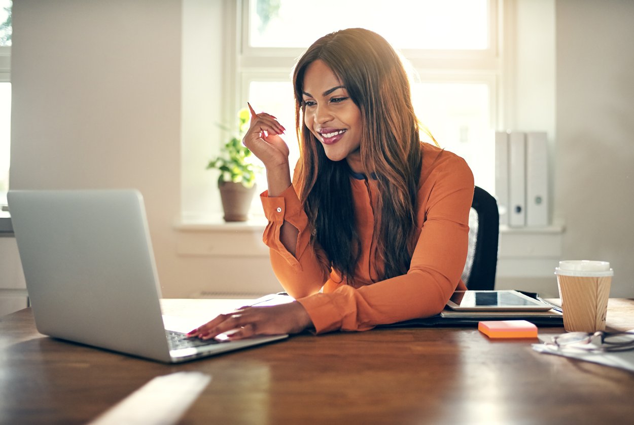 Remote worker chatting with her colleagues on a communication app.